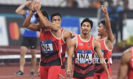 Selebrasi pelari Indonesia Bayu Kertangera, Lalu Muhammad Zohri, Fadlin, dan Eko Rimbawan usai  menjalani perlombaan cabang atletik estafet 4x100 meter     Asian Games di Stadion Utama Gelora Bungkarano, Jakarta, Rabu (29/8).