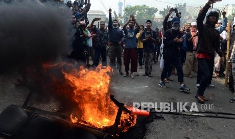 Sejumlah massa aksi membakar ban di Jalan Jatibaru Raya, Tanah Abang, Jakarta, Rabu (22/5).