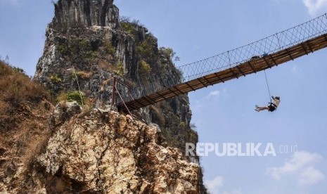 Wisatawan mancanegara didampingi pemandu wisata beraktivitas di area tebing karst Citatah di Wisata Alam Indiana Camp, Desa Citatah, Kecamatan Cipatat, Kabupaten Bandung Barat, Kamis (19/9). Pemerintah tengah menyiapkan stimulus bagi para pelaku usaha di sektor pariwisata dan ekonomi kreatif yang sangat terdampak pandemi covid saat ini. Presiden Joko Widodo (Jokowi) menyebut, stimulus ini akan diberikan kepada para pelaku usaha agar mereka bisa bertahan dan tak melakukan pemutusan hubungan kerja (PHK) terhadap para pegawainya.