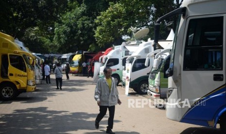 Warga melakukan penukaran uang pecahan kecil di Lapangan IRTI Monas, Jakarta, Senin (13/5).