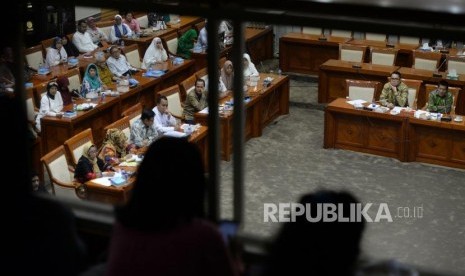 Pansus Frist Travel. Jamaah korban penipuan First Travel melakukan rapat dengar pendapat umum (RDPU) bersama Komisi III DPR RI di Komplek Parlemen Senayan, Jakarta, Selasa (3/4).