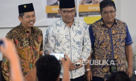 Bupati Purwakarta Dedi Mulyadi bersama Walikota Bandung Ridwan Kamil dan Ketua DPD Demokrat Jawa Barat Irfan Suryanegara saat hadir dalam dialog terbuka di Auditorium PJS UI, Depok (Ilustrasi)