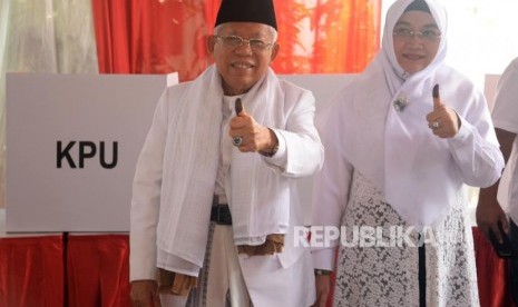 Cawapres No Urut 01 Ma'ruf Amin saat mengunakan hak suaranya dalam pemilu 2019 di TPS 051, Koja, Jakarta, Utara, Rabu (17/4).