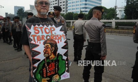 Perwakilan Gerakan Rakyat Nusantara Anti Terorisme saat  melakukan aksi  di halaman depan  DPR RI, Rabu (16/5).