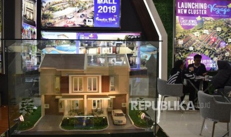 Penjaga stan menjelaskan tentang harga rumah dan fasilitasnya kepada calon konsumen saat pameran perumahan. ilustrasi