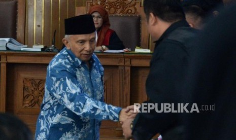 Ketua Dewan Kehormatan PAN Amien Rais usai memberikan kesaksian dalam sidang kasus dugaan penyebaran berita bohong atau hoaks dengan terdakwa Ratna Sarumpaet di PN Jakarta Selatan, Jakarta, Kamis (4/4).