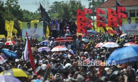 Pendukung pasangan calon presiden nomor urut satu Joko Widodo-Ma'ruf Amin mengikuti kampanye terbuka di Lapangan Sitarda, Kupang, Nusa Tenggara Timur, Senin (8/4).