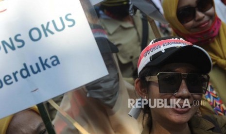 Masa aksi yang tergabung dari  Forum Honorer K2 Indonesia  ikut dalam aksi unjuk rasa di hari buruh   di Jakarta, Selasa (1/5).