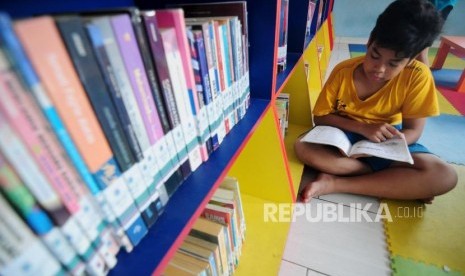 Sejumlah anak-anak membaca buku di Perpustakaan RPTRA Bahari, Jakarta.