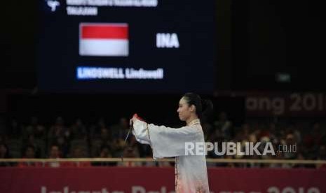 Atlet wushu Indonesia Lindswell Kwok memberi salam kepada juri usai beraksi di cabang wushu nomor taijijian Asian Games 2018 di Kemayoran, Jakarta, Senin (20/8).