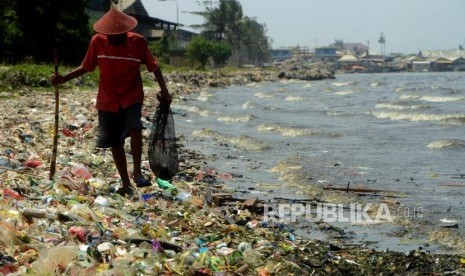 Muhammad Lasri (73) searches for plastic waste to be sold in Cilincing, North Jakarta, Thursday (Nov 22).