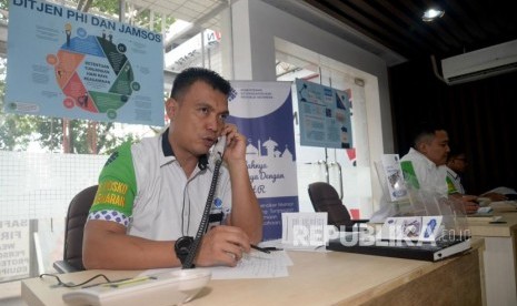 Petugas posko pengaduan THR Lebaran 2018 menerima aduan lewat telepon di Pusat Pelayanan Terpadu Satu Atap (PTSA) Gedung B Kantor Kementerian Ketenagakerjaan, Jakarta Selatan (ilustrasi).