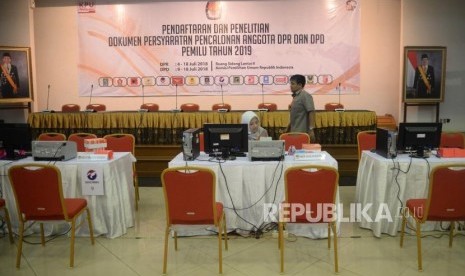 Sejumlah panitia beraktivitas saat pendaftaran dan penelitian dokumen persyaratan pencalonan bakal calon anggota legislatif Pemilu Tahun 2019 di Gedung KPU RI, Jakarta, Rabu (4/7).