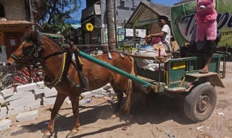 Warga membawa barang miliknya di atas gerobak di Gili Trawangan, Lombok Utara, NTB, Kamis (9/8).