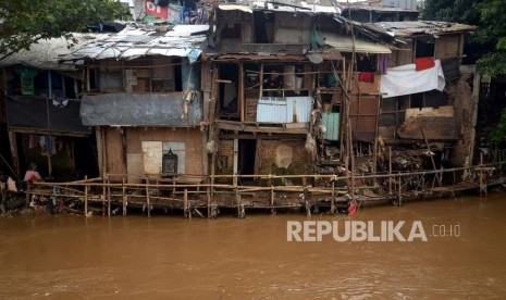 Deretan rumah kumuh bantaran sungai Ciliwung di Jakarta, Senin (26/2).