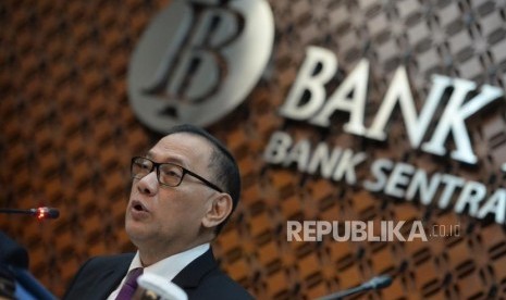 BI Naikkan Suku Bunga Acuan. Gubernur Bank Indonesia Agus Martowardojo bersama jajaran deputi Gubernur Bank Indonesia menggelar konferensi pers usai Rapat Dewan Gubernur di Bank Indonesia, Jakarta, Kamis (17/5).