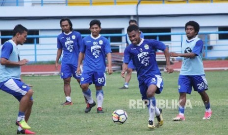 Para pemain persib berlatih di Lapangan Sport Jabar Arcamanik, Kota Bandung, Selasa (14/5) sore. 