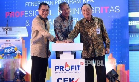 CEGAH KORUPSI. Direktur Utama PT Bank Tabungan Negara (Persero) Tbk. Maryono (kanan) bersama Komisaris Utama Bank BTN Asmawi Syam (kiri) dan Wakil Ketua Komisi Pemberantasan Korupsi (KPK) Saut Situmorang saat menghadiri acara Launching Logo “PROFIT dan CEK” pada website Bank BTN di Jakarta, Selasa (13/8).