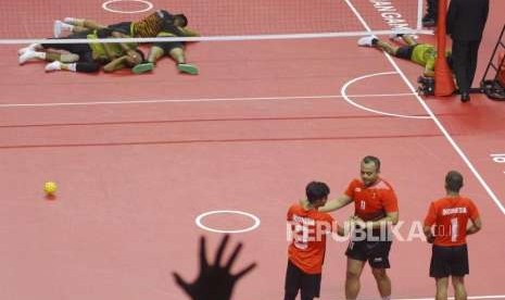 Tambahan Perak dari Sepak Takraw. Tim Sepak Takraw Indonesia usai kalah dari malaysia pada fiinal cabang Sepak Takraw nomor Regu Putra Asian Games 2018 di Komplek Olahraga Jakabaring, Palembang, Selasa (28/8).