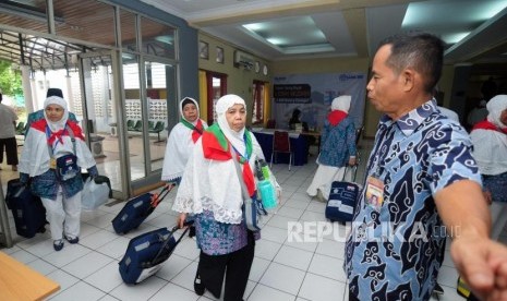 Sejumlah calon jamaah haji tiba di Asrama Haji Pondok Gede, Jakarta, Kamis (19/7).