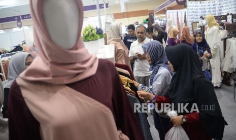 Pengunjung memilih busana muslim (ilustrasi)