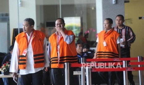 Tiga Anggota DPRD Malang HM Zainuddin (kiri), Imam Fauzi (tengah), dan Sahrawi (kanan) bersiap menjalani pemeriksaan di gedung KPK, Jakarta, Kamis (26/4).