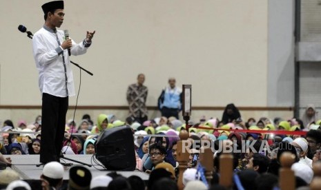 Ustaz Abdul Somad saat memberikan tausiyah pada acara Tabligh Akbar di Jakarta Convention Center (JCC), Jakarta, Kamis (19/4).