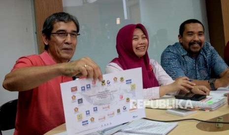 Peneliti Senior NETGRIT Hadar Nafis Gumay (kiri) menyampaikan pandangannya bersama anggota Dewan Pembina Perludem Titi Anggraini dan Dosen Universitas Andalas Padang Charles Simabura ketika menjadi narasumber dalam diskusi di kantor ICW, Jakarta, Minggu (9/9).