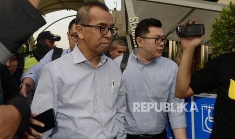 Mantan Direktur Utama PT Garuda Indonesia, Emirsyah Satar usai menjalani pemeriksaan di Gedung KPK, Jakarta, Rabu (17/7).