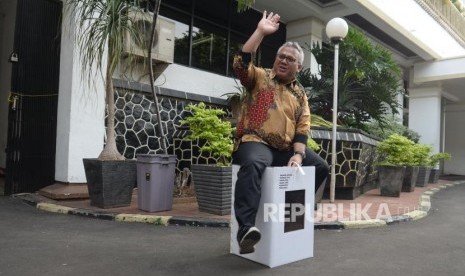 Ketua KPU  Arief Budiman memberikan penjelasan dan pengujian kotak suara berbahan duplek/ kardus di  kantor KPU, Jakarta, Senin (17/12).