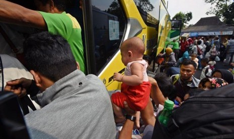 Ingin Bepergian Tapi Miliki Bayi, Ini Pesan Psikolog. Foto:   Seorang bayi berada di tengah sejumlah pemudik yang berebut masuk ke dalam bus untuk pulang ke kampung halaman mereka dari Terminal Kampung Rambutan, Jakarta Timur, Kamis (6/6/2019).