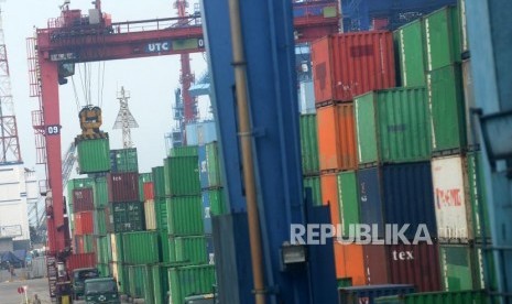 Aktivitas bongkar muat peti kemas di Pelabuhan Tanjung Priok, Jakarta, Rabu (15/11).