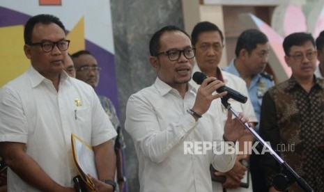 Menaker Hanif Dhakiri memberikan keterangan terkait pembentukan satgas pengawasan Tenaga Kerja Asing (TKA) di Kantor Kemnaker, Jakarta, Kamis (17/5).