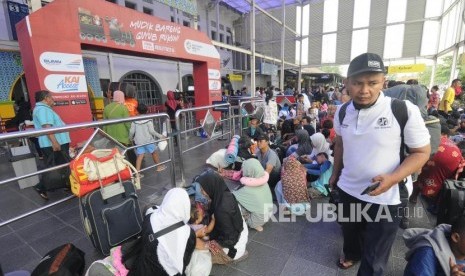 Pemudik berjalan untuk memasuki Stasiun Pasar Senen, Jakarta, Kamis (7/6).