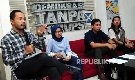 Kepala Divisi Korupsi Politik Indonesia Corruption Watch (ICW) Donal Fariz bersama Peneliti ICW Almas Sjafrina, Direktur Puskapsi Fakultas Hukum Universitas Jember Bayu Dwi Anggoro, Manajer Rumah Kebangsaan Erika Widyaningsih (dari kiri) memberikan paparan saat diskusi di Kantor ICW, Jakarta, Kamis (5/7).