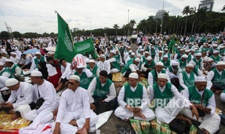 Ribuan umat Islam mengikuti reuni 212 di Monumen Nasional, Jakarta, Sabtu (2/12).