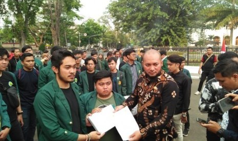  Sejumlah mahasiswa Universitas Pasundan menggelar aksi unjuk rasa di Halaman Gedung Sate, Kamis (19/9) sore.