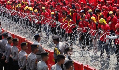 Massa buruh yang tergabung dari berbagai elemen melakukan aksi Hari Buruh Internasional di Jalan Imam Bonjol, Jakarta, Selasa (1/5).