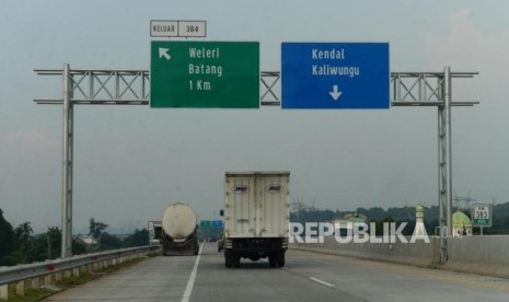 Sejumlah kendaraan melintasi Jalan Tol Batang-Semarang, Batang, Jawa Tengah. Menteri PUPR mendorong BUJT tingkatkan kualitas layanan jalan tol, termasuk rest area-nya.