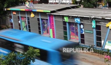 Bus Transjakarta melintas didepan Halte Transjakarta Benhil, Jakarta, Sabtu (6/1).