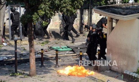 Sejumlah anggota brimob dilempari bom molotov saat terjadi kerusuhan di Jalan Jatibaru Raya, Tanah Abang, Jakarta, Rabu (22/5).