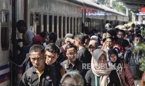 Mudik Stasiun Senen.Sejumlah pemudik menaiki kereta Api Gaya Baru malam di Stasiun Senen, Jakarta Pusat, Jum’at (31/5).(Republika/Fakhri Hermansyah)