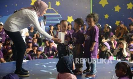 Perlakuan yang menyenangkan membuat proses belajar diterima baik oleh anak.. Foto ilustrasi anak-anak mengikuti kegiatan belajar dan bermain.