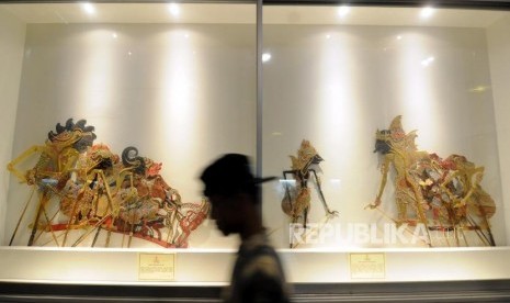 Wisatawan berkunjung ke Museum Wayang yang berada di kawasan Kota Tua, Jakarta Barat, Rabu, (3/1).