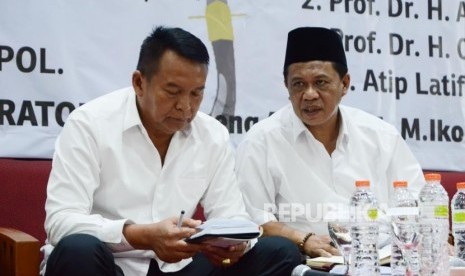 Paslon gubernur dan wakil gubernur Jawa Barat TB Hasanudin (kiri) dan Anton Charliyan (kanan) 