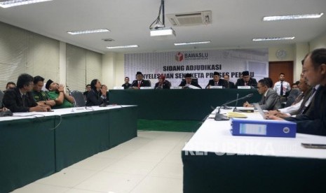 Ketua Bawaslu Abhan memimpin sidang Adjudikasi penyelesaian sengketa proses pemilu beragendakan pembacaan putusan dengan pemohon Partai Bulan Bintang (PBB) di Kantor Bawaslu, Jakarta, Ahad (4/3).