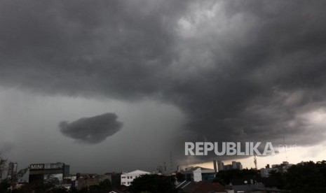 Awan hitam disertai hujan di Kawasan Jakarta.