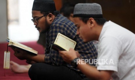 Umat Muslim membaca Al Quran di Masjid Cut Mutia , Jakarta, Kamis (17/5).