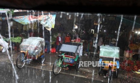 Sejumlah tukang becak menunggu penumpang di Kawasan Pasar Bahari, Jakarta, Kamis (18/1).