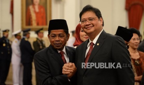 Pelantikan Menteri dan KASAU. Menteri Sosial Idrus Marham menerima ucapan selamat dari Ketum Partai Golkar Airlangga Hartarto (kanan) usai mengikuti pegambilan sumpah pejabat negara oleh Presiden Joko Widodo di Istana Negara, Jakarta, Rabu (17/1).